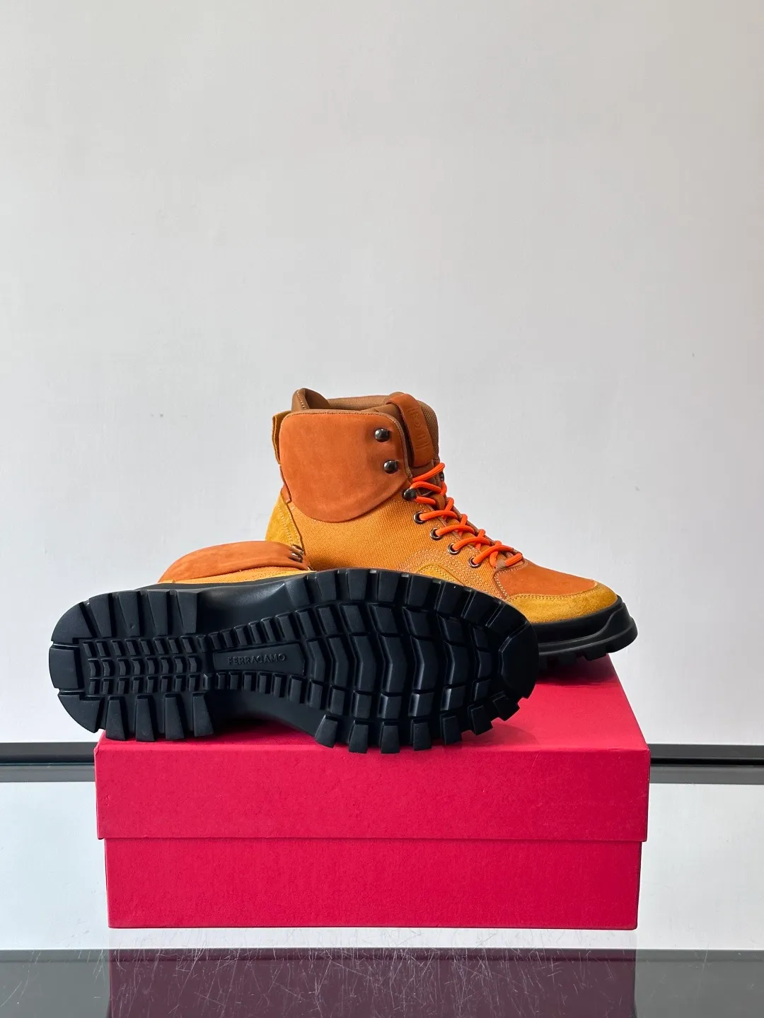 Men's shoes 💰960. Ferragamo's thick-soled lace-up short boots are made of suede + fabric splicing. They have a delicate texture and are breathable. The black rubber thick soles are wear-resistant and have strong traction. They can be worn every day outdoors! The shoelaces are super vibrant and the metal fastener details are perfect. The boot shaft is adjustable, comfortable and stable to wear. It goes well with workwear style or casual style in autumn and winter. It is warm and fashionable. It is suitable for outdoor activities or daily commuting! size: 39-44 (customized at 38.45.46)
